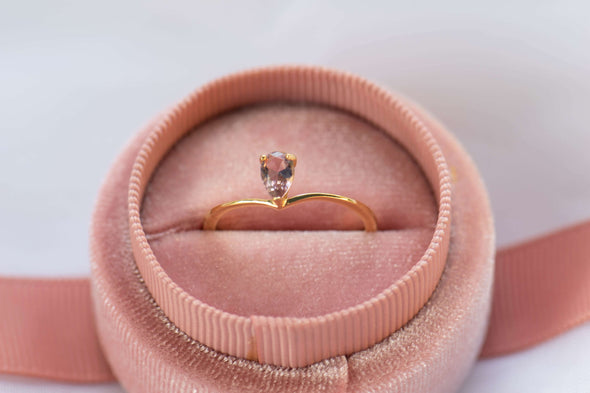     image  4472 × 2981 px  Anillo en plata 925 con baño en oro 18k con argolla lisa y delicada y piedra central de zirconia color palo rosa