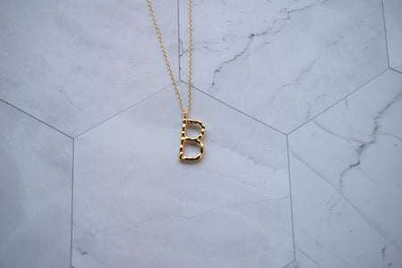 Collar con pendiente letra B color oro