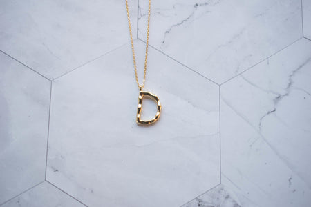 Collar con pendiente letra D color oro
