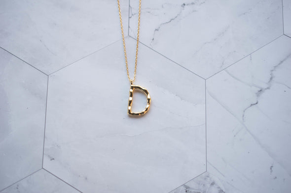Collar con pendiente letra D color oro