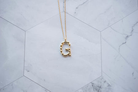 Collar con pendiente letra G color oro