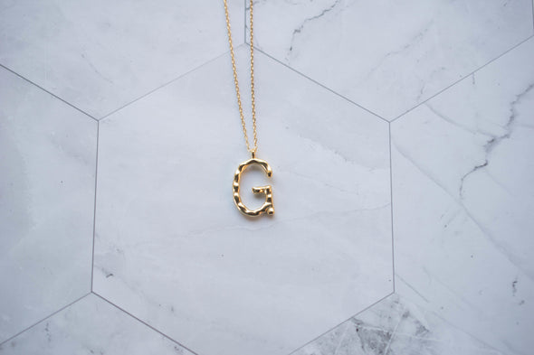 Collar con pendiente letra G color oro