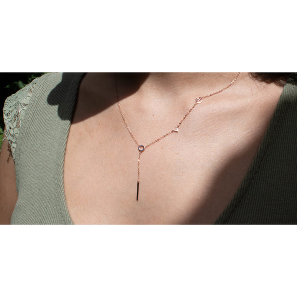 Modelo con collar de cadena con letras LOVE en baño de oro rosa 18k