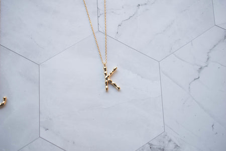 Collar con pendiente letra K color oro