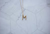Collar con pendiente letra M color oro