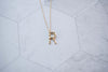 Collar con pendiente letra R color oro