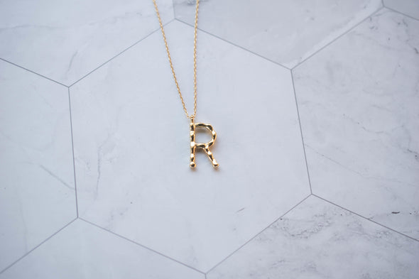 Collar con pendiente letra R color oro