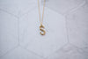 Collar con pendiente letra S color oro