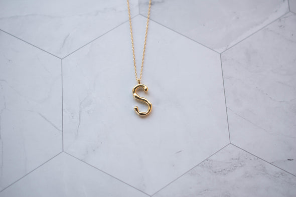 Collar con pendiente letra S color oro