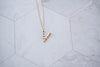 Collar con pendiente letra V color oro