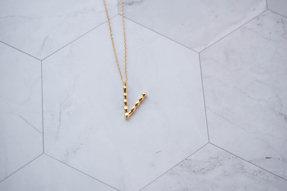 Collar con pendiente letra V color oro