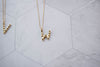 Collar con pendiente letra W color oro
