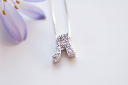 Collar con pendiente de letra A color plata con zirconias