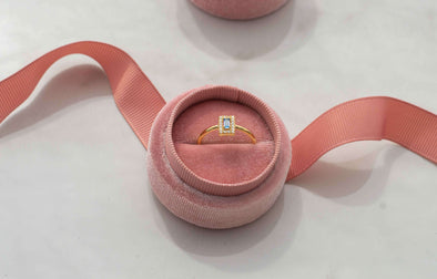Anillo de plata 925 con baño de oro 18k y Circonitas exhibido en caja de anillo rosa