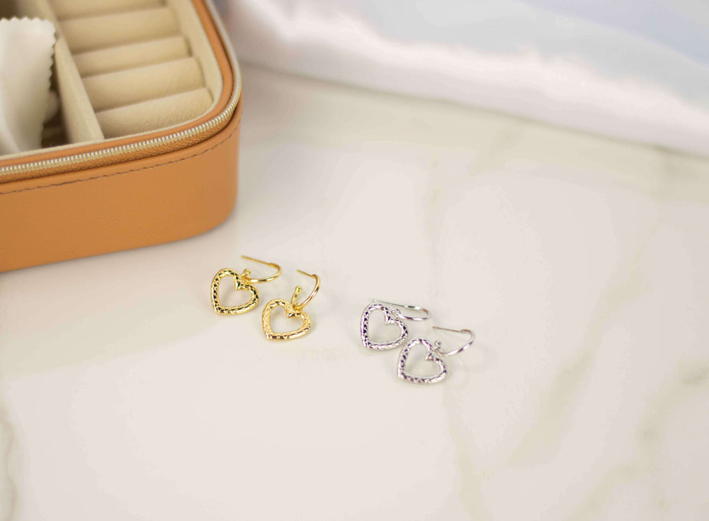 Aretes colgantes de corazón en plata 925 y Aretes colgantes de corazón en plata 925 con baño de oro 18k en venta en Guatemala