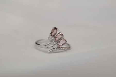 Anillo en plata 925 en forma de flor con tres rosas que rematan en Zirconias color rosa exhibido en Guatemala