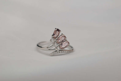 Anillo en plata 925 en forma de flor con tres rosas que rematan en Zirconias color rosa exhibido en Guatemala