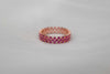 Anillo de plata 925 con baño de oro 18k y Zirconias color rosa exhibido sobre una superficie blanca