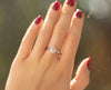Mano usando anillo de plata 925 ajustable con zirconia central grande