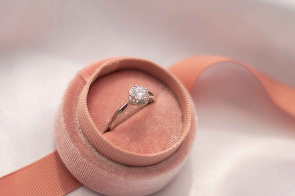 Anillo de plata 925 ajustable con zirconia central grande exhibido dentro de caja de anillo rosa