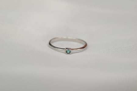 Anillo en plata 925 con argolla lisa y delicada y piedra central de zirconia color Aguamarina o azul claro