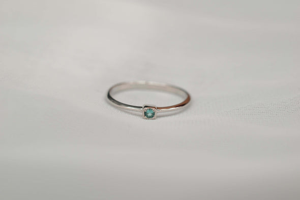 Anillo en plata 925 con argolla lisa y delicada y piedra central de zirconia color Aguamarina o azul claro
