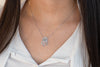 Modelo usando collar color plata con pendiente de atrapasueños
