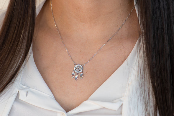 Modelo usando collar color plata con pendiente de atrapasueños