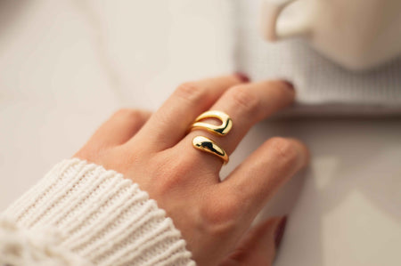 Mano con anillo en plata 925 con baño de oro de 18k