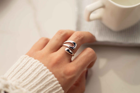 Mano con anillo en plata 925