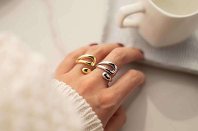 Mano con anillo en plata 925 y anillo en plata 925 con baño de oro de 18k