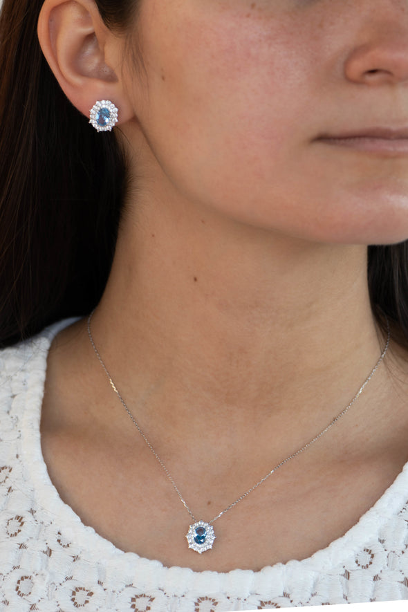 Modelo con aretes y collar con topacio azul de laboratorio e incrustaciones en zirconias