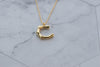 Collar con pendiente letra C color oro