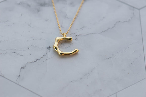 Collar con pendiente letra C color oro