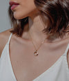Modelo usando collar con pendiente de colores