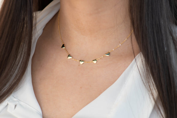 Collar de cadena con corazones color oro