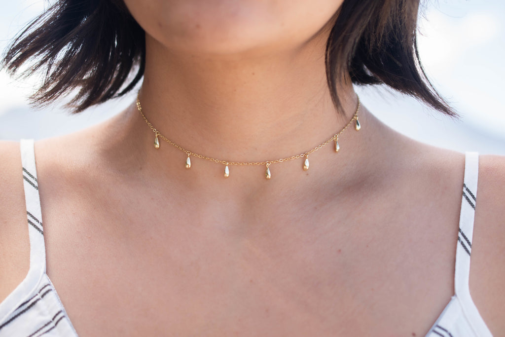 Cuello con collar de cadena con gotas colgantes con baño de oro 18k