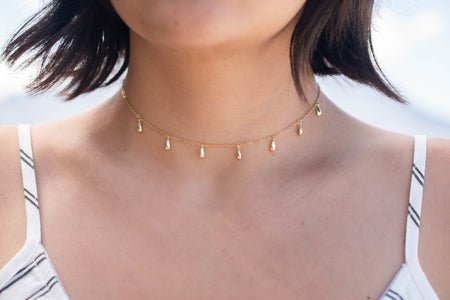 Cuello con collar de cadena con gotas colgantes con baño de oro 18k