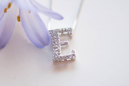 Collar con pendiente de letra E color plata con zirconias