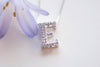 Collar con pendiente de letra E color plata con zirconias