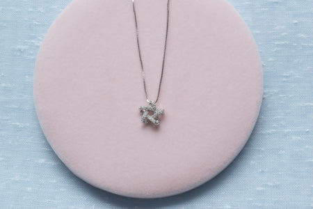Collar cadena con pendiente de estrella en color plata y zirconias en superficie rosa
