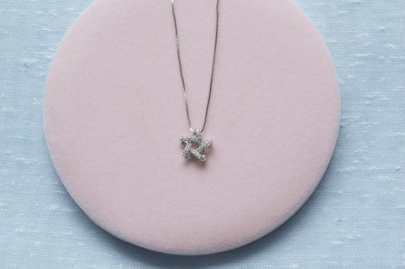 Collar cadena con pendiente de estrella en color plata y zirconias en superficie rosa