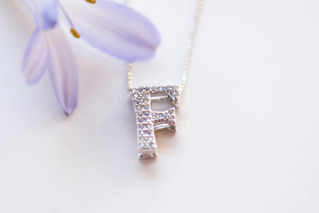 Collar con pendiente de letra F color plata con zirconias