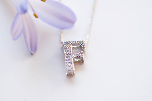 Collar con pendiente de letra F color plata con zirconias