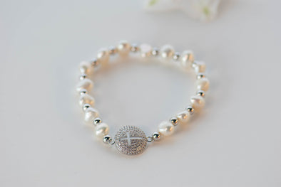Pulsera con perlas y esferas en plata 925 y circulo con cruz