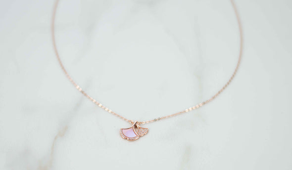 Collar de cadena con pendiente de pétalos de rosa en baño de oro rosa 18k