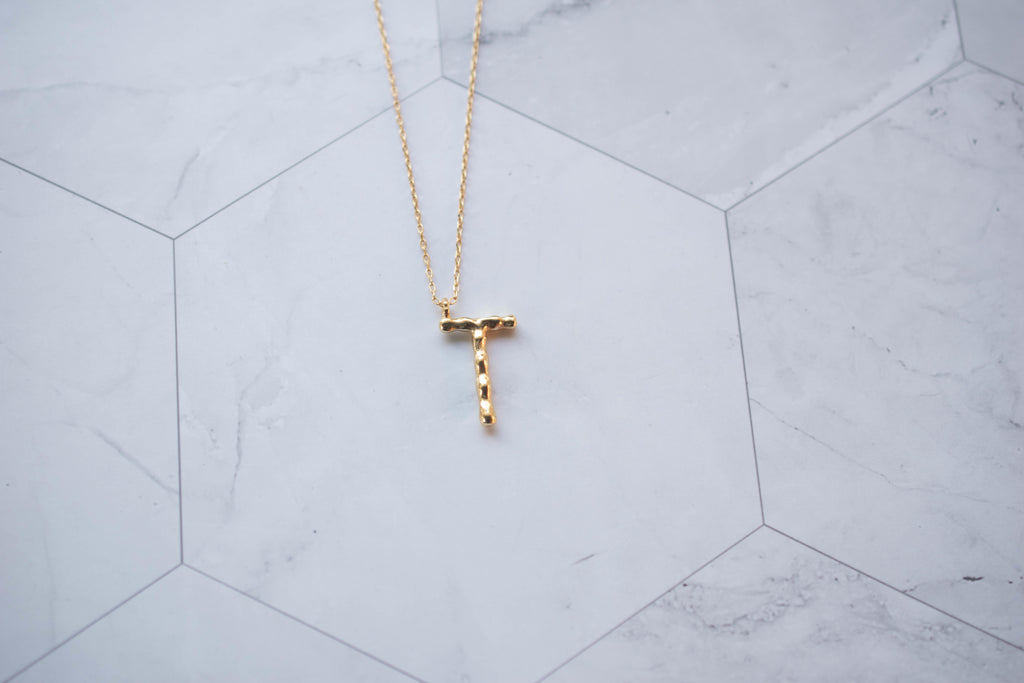 Collar con pendiente letra T color oro