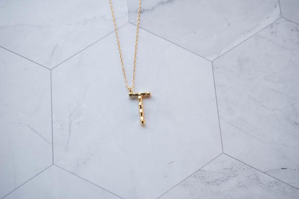 Collar con pendiente letra T color oro