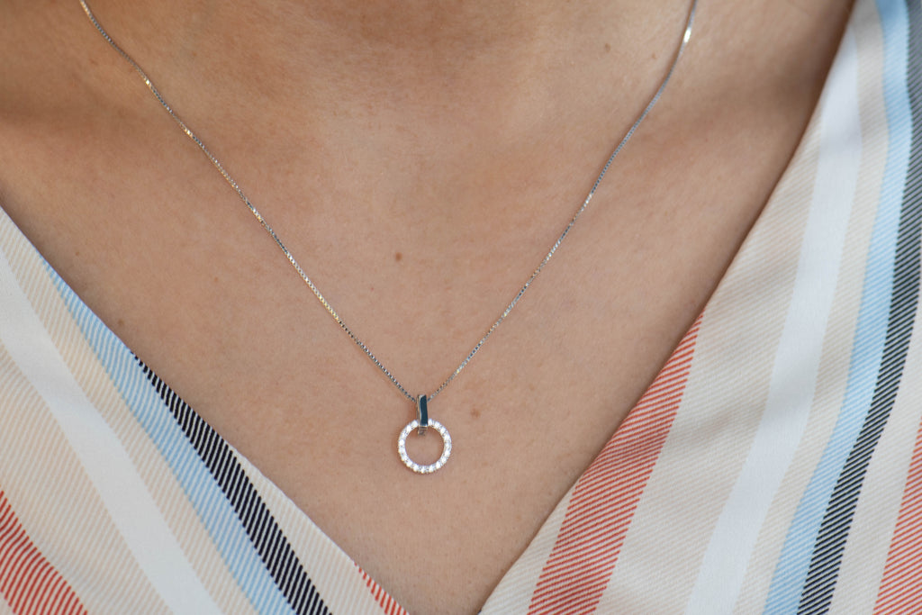 Modelo con collar cadena con pendiente de circulo en zirconias incrustadas en plata 925