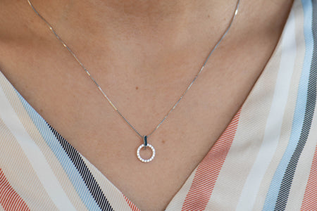 Modelo con collar cadena con pendiente de circulo en zirconias incrustadas en plata 925